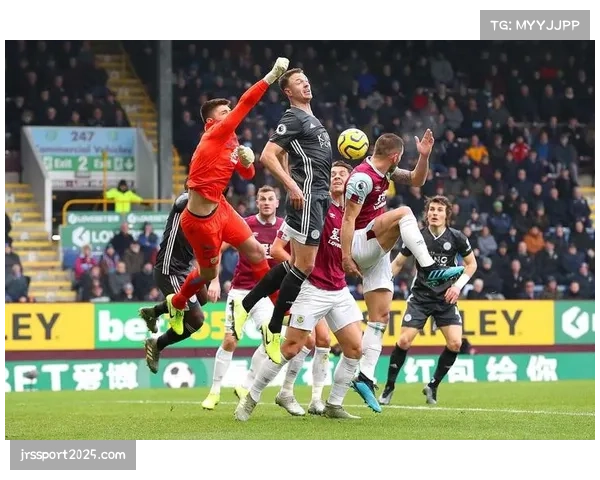 诺丁汉森林4-1大胜伯恩利，主场球迷庆祝保级成功